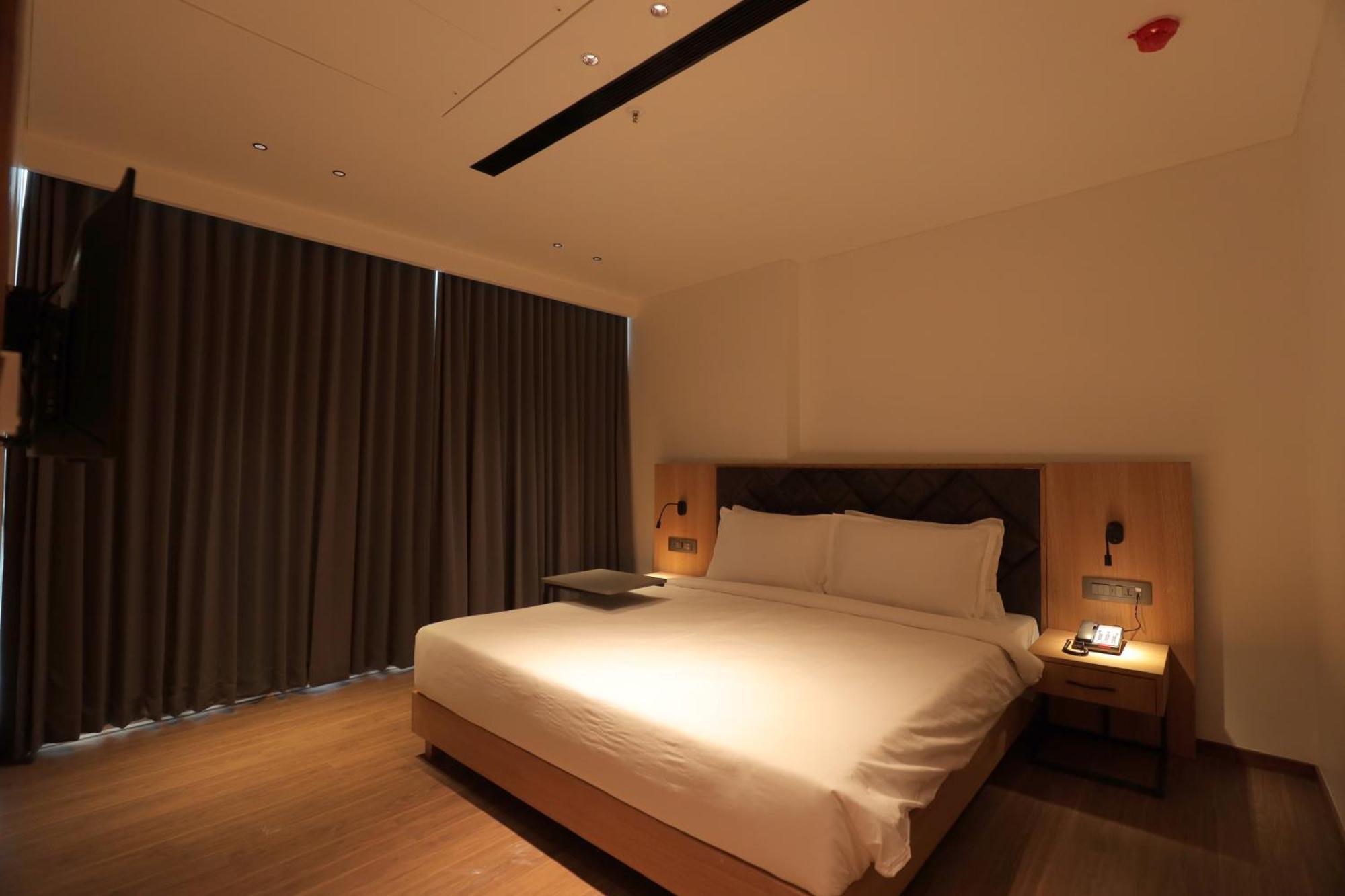 The World Surat Hotel Luaran gambar