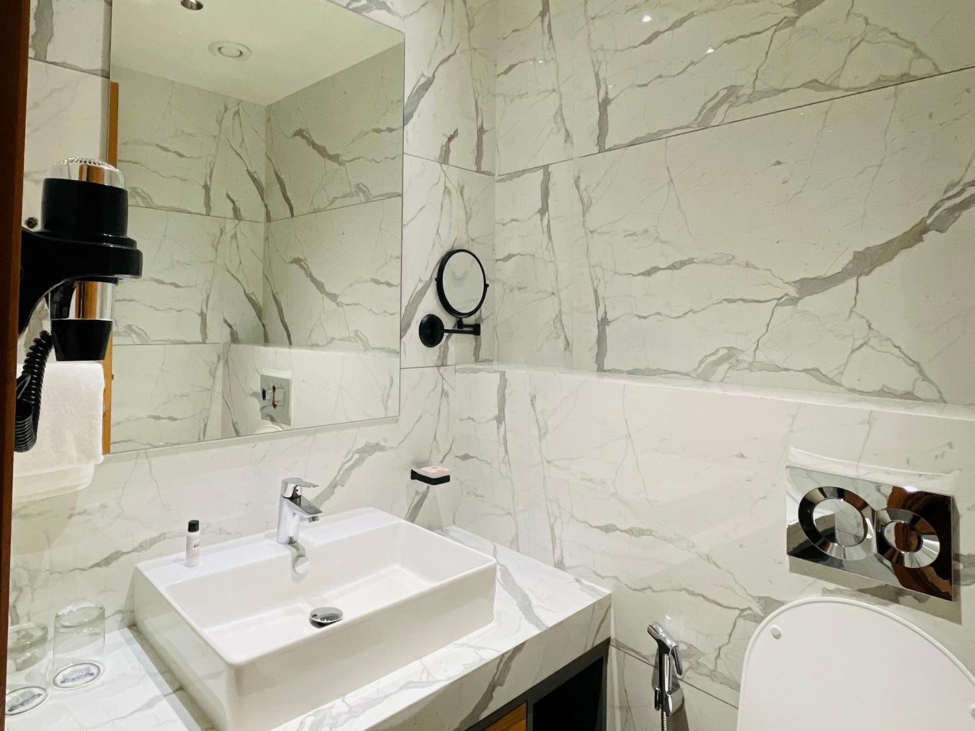 The World Surat Hotel Luaran gambar