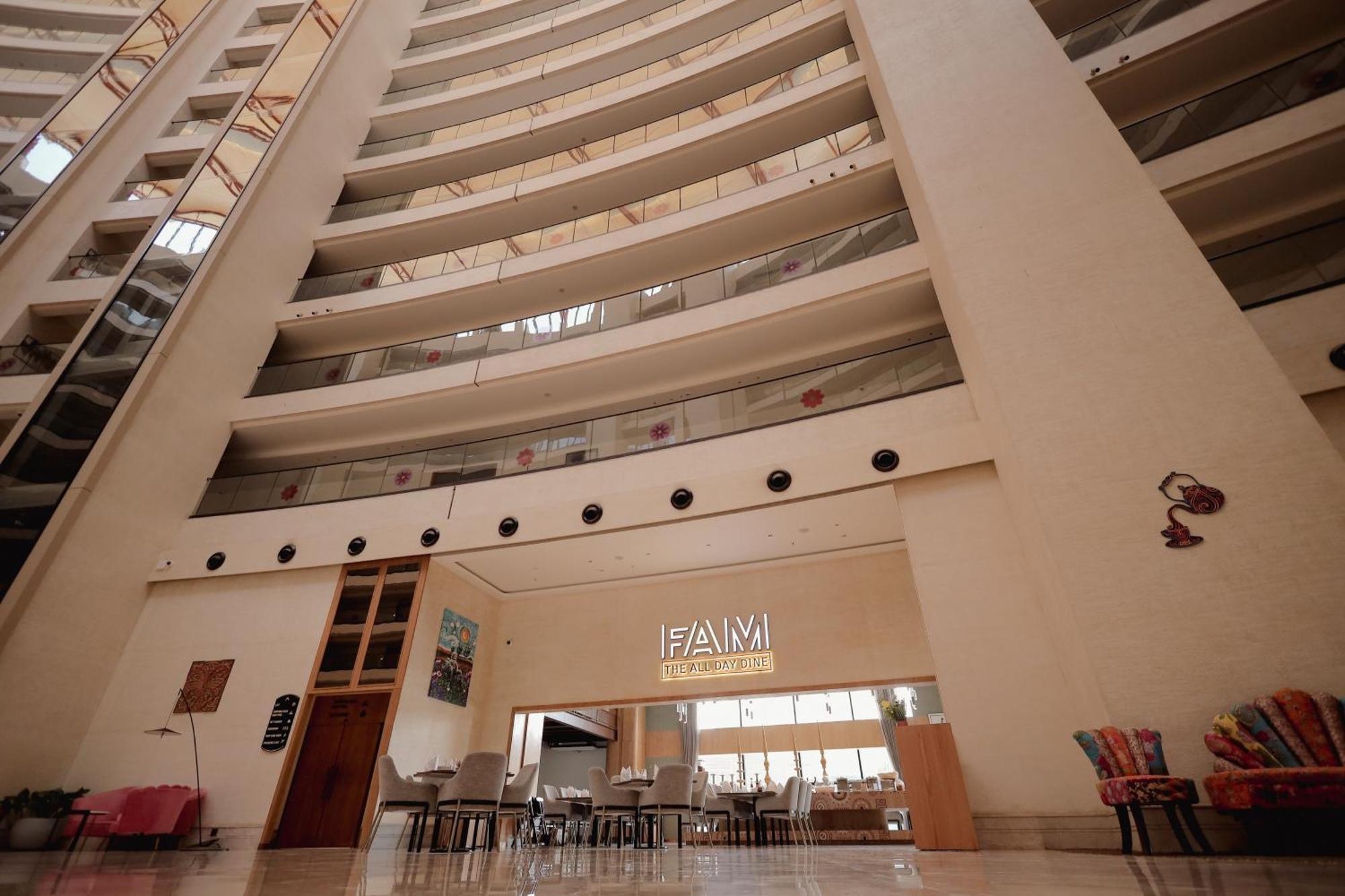 The World Surat Hotel Luaran gambar